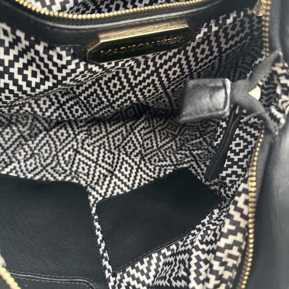 Stylish Black Leather Shoulder Bag With Geometric Lining & Multiple Zippers - Picture 8 of 9